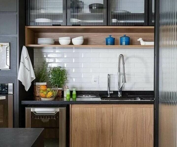 armário-de-madeira-planejado-para-decoração-de-cozinha-estilo-industrial-com-subway-tile-Foto-Casa-336
